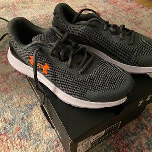 NWT Under Armour BGS Surge 3 size 6 y never worn